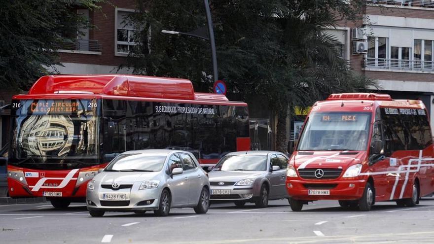 Dos autobuses urbanos, en el centro de Murcia.