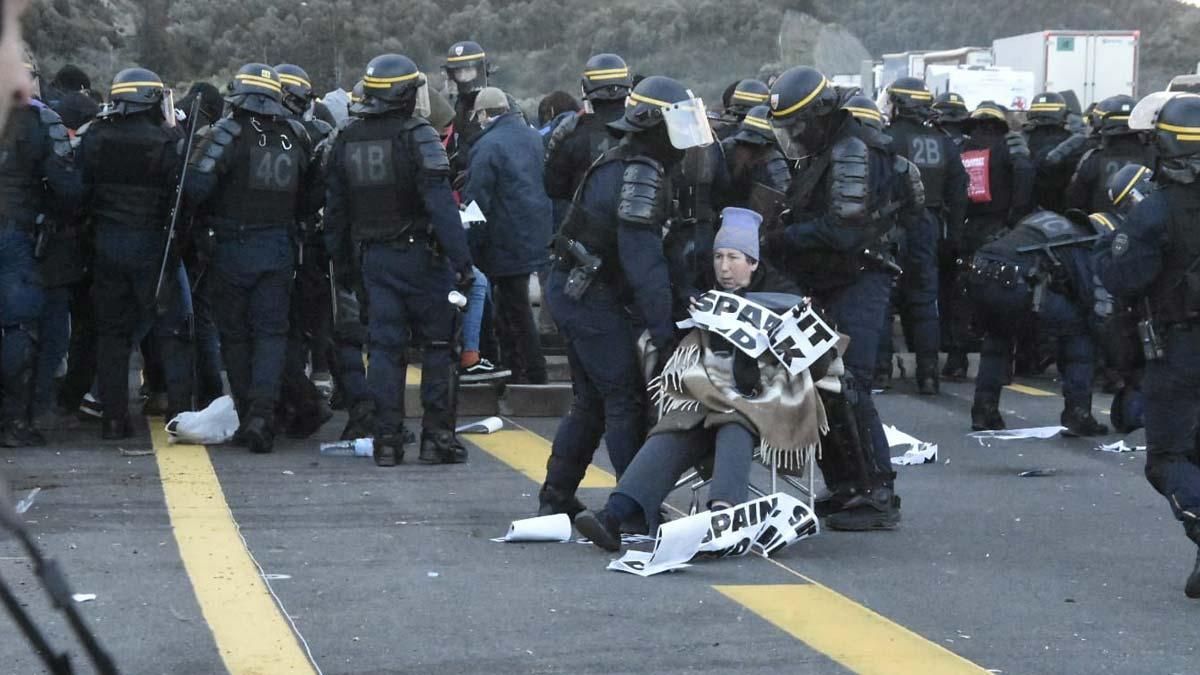 Desalojo de los manifestantes de Tsunami Democràtic en la frontera con Francia.