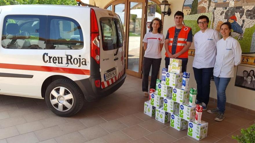 Responsables de Creu Roja Girona i de la Granja Mas Bes