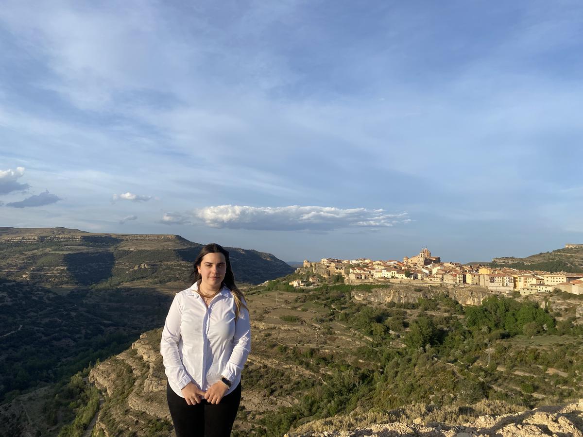 Ainhoa Gascón, una universitaria de 22 años y candidata de Teruel Existe a la alcaldía de Cantavieja, con su pueblo al fondo.