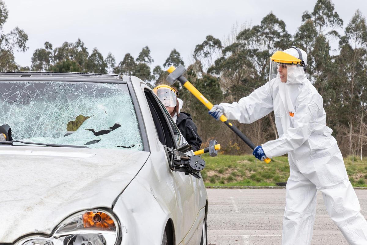 Descargando tensión cun coche destinado ao despezamento.