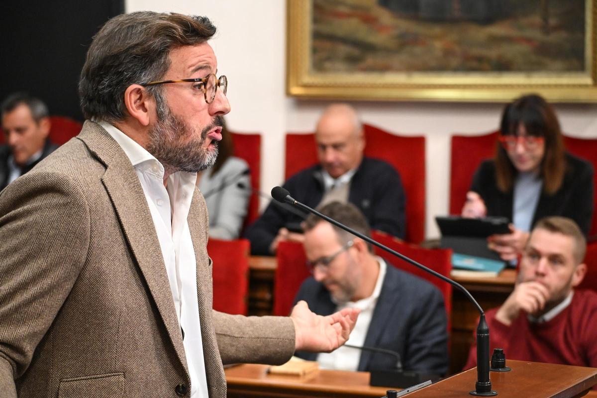 Ruz, durante su intervención, al fondo el portavoz del PSOE, Héctor Díez