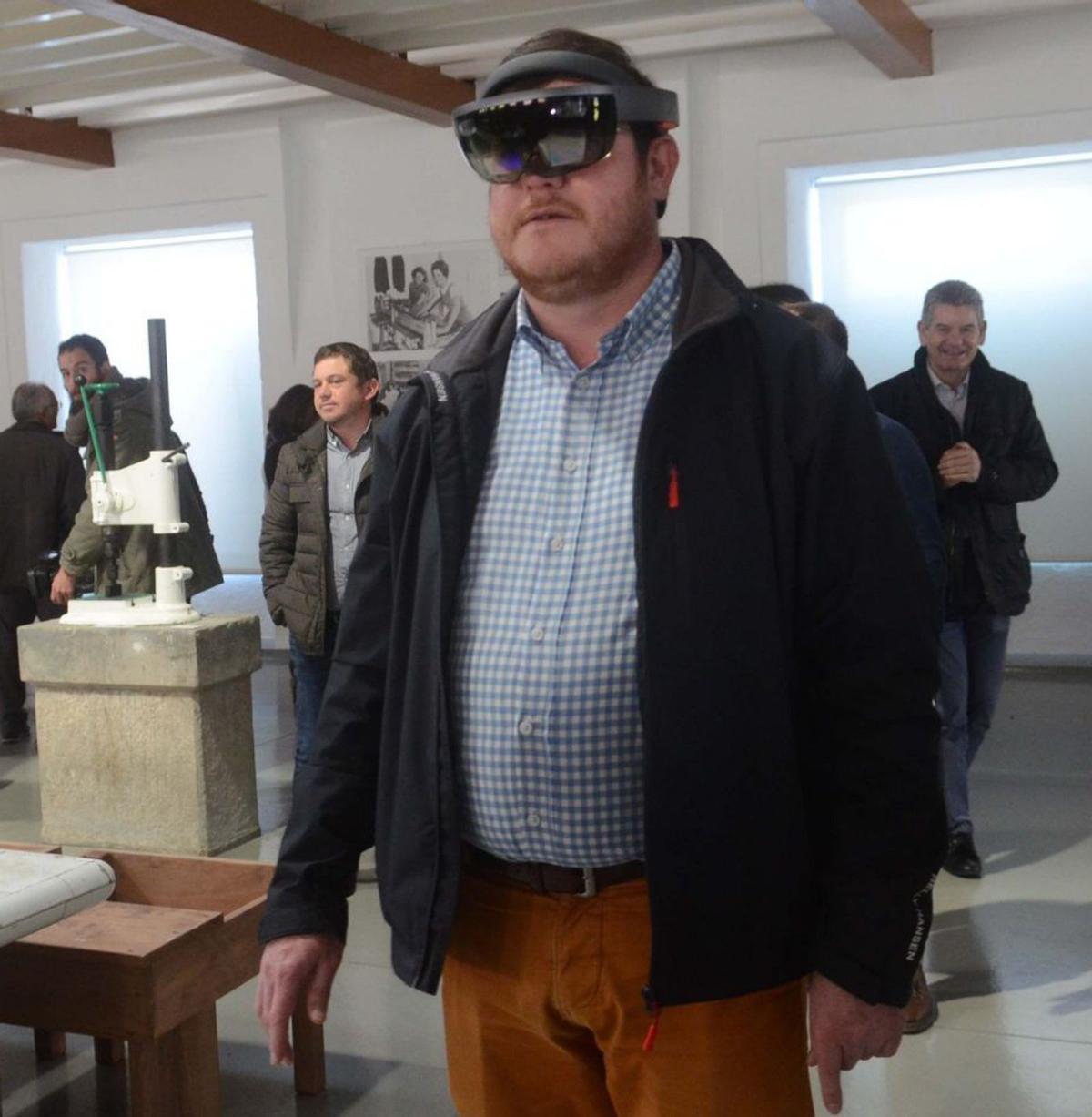 El alcalde de A Illa, con gafas VR en el Museo da Conserva. |   // N.P.