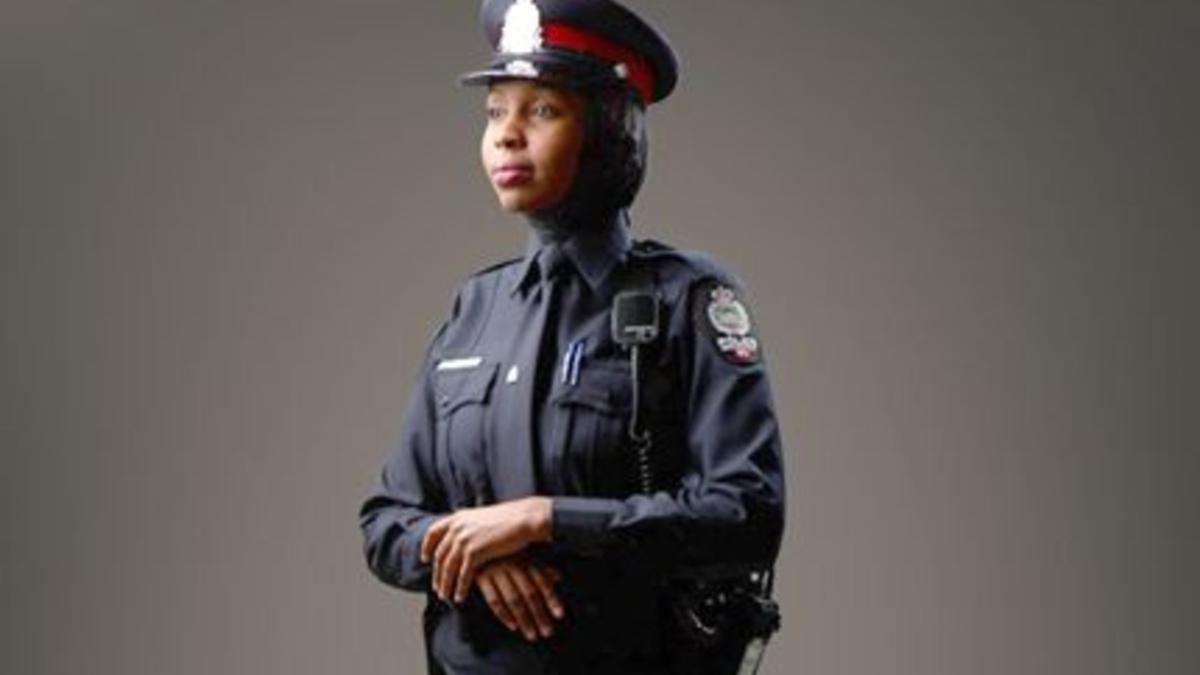 Una policía con 'hiyab' perteneciente al cuerpo de Edmonton, en Canadá.