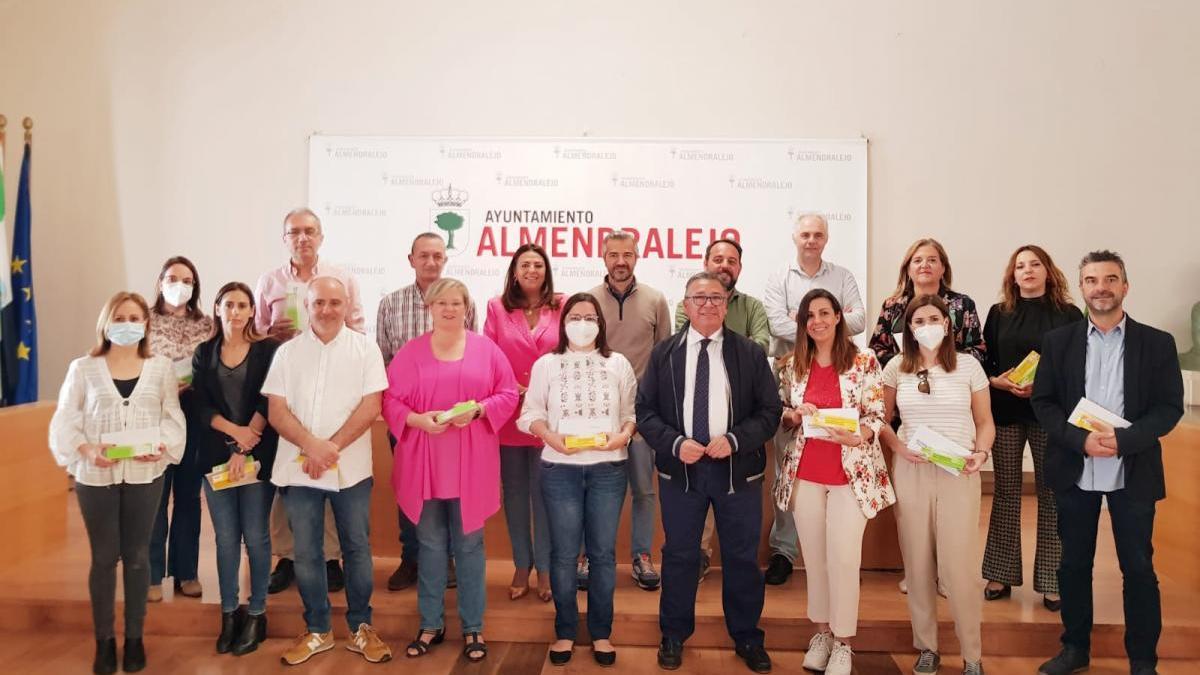 Entrega de Rotary Almendralejo de los inyectables a los beneficiarios del programa