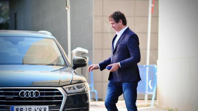 David Sánchez, somrient, surt de l’Audiència de Badajoz després de concloure el judici, aquest dimarts.