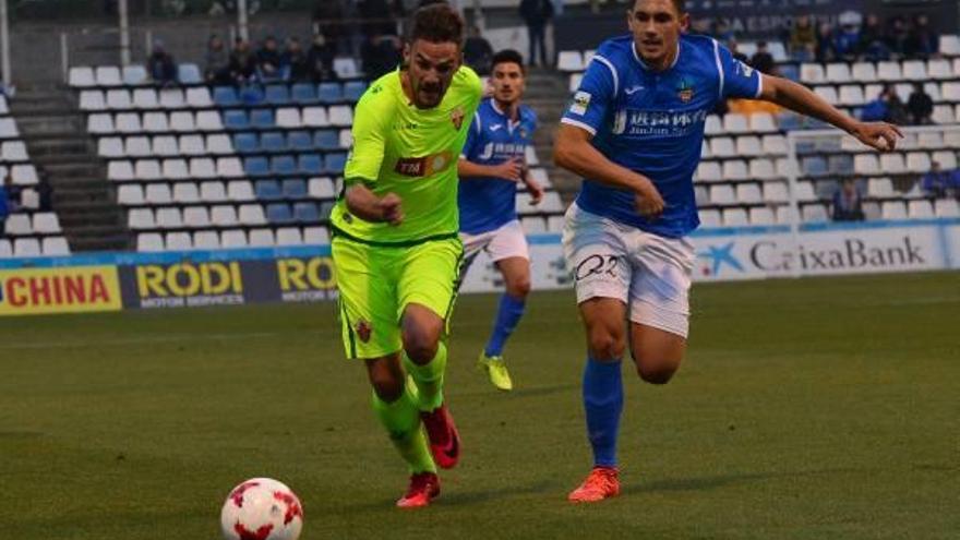 Iván Calero disputa un balón en el Camp d&#039;Esports de Lleida.