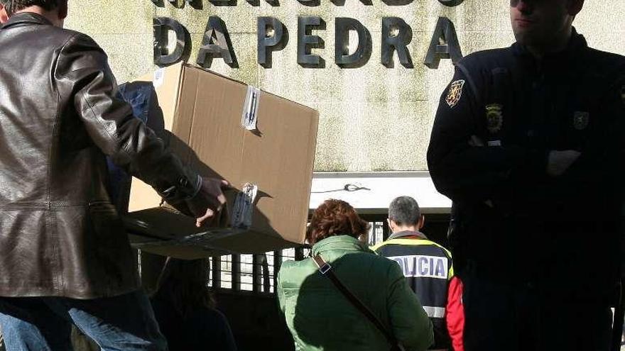 Una redada realizada en 2006 en el mercado de A Pedra. // FdV