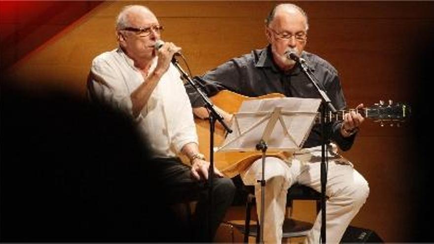 Pere Bahí i Pep Rodríguez, cantant el passat octubre a Girona durant l&#039;entrega dels premis Liberpress 2015.