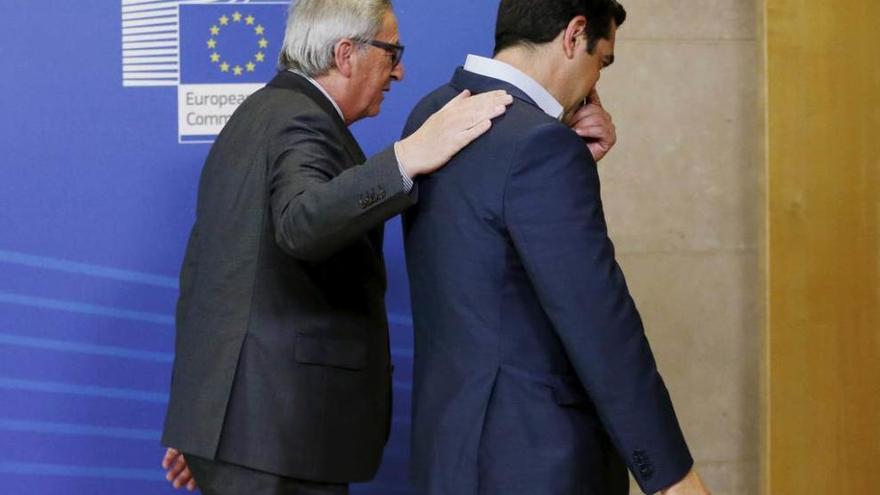 Juncker (a la izquierda) y Tsipras, antes de su entrevista del miércoles por la noche.