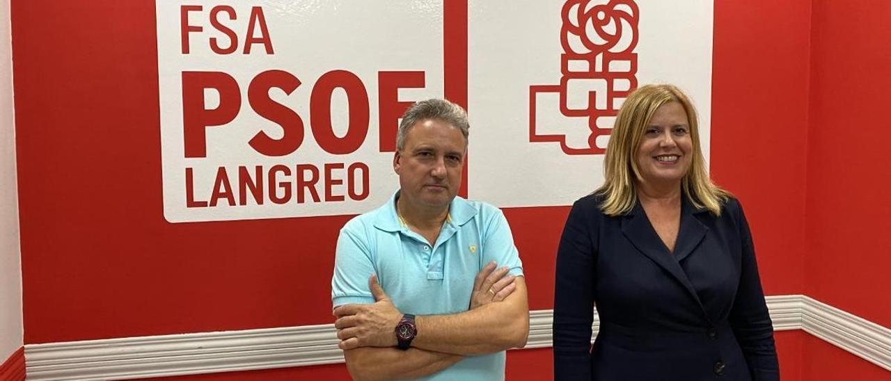 Manuel Gregorio Lora y Carmen Arbesú, en la sede del PSOE de Langreo, en una imagen de archivo. | P. A.