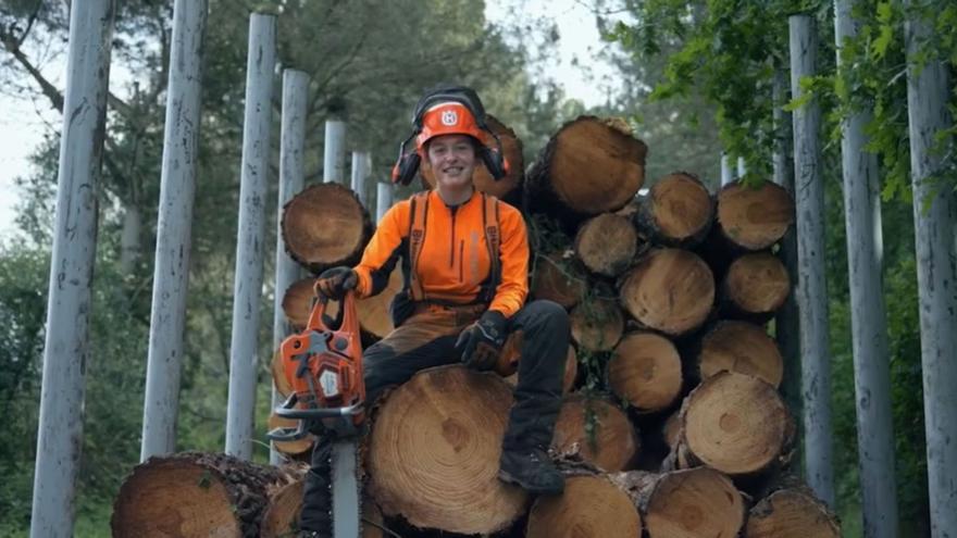 Fotograma da campaña ‘Ti elixes’, que amosa a unha traballadora do sector forestal.   | // ECG