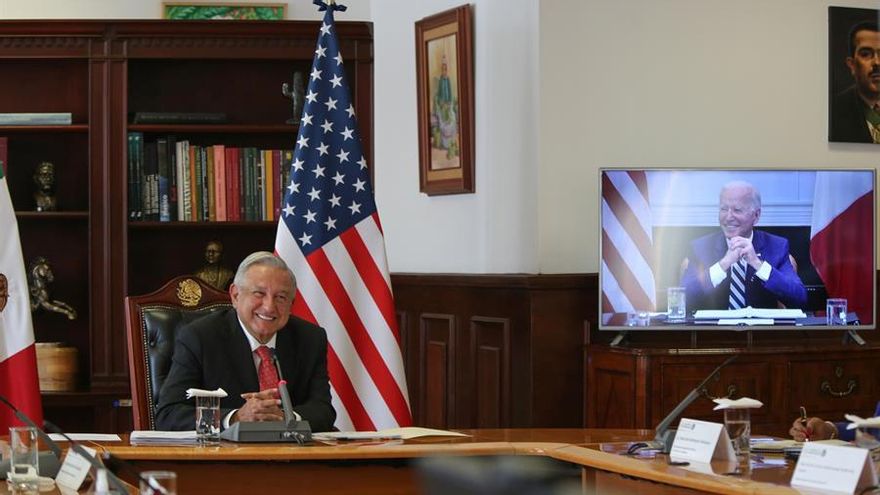 El presidente mexicano, López Obrador, durante su reunión telemática con Joe Biden.