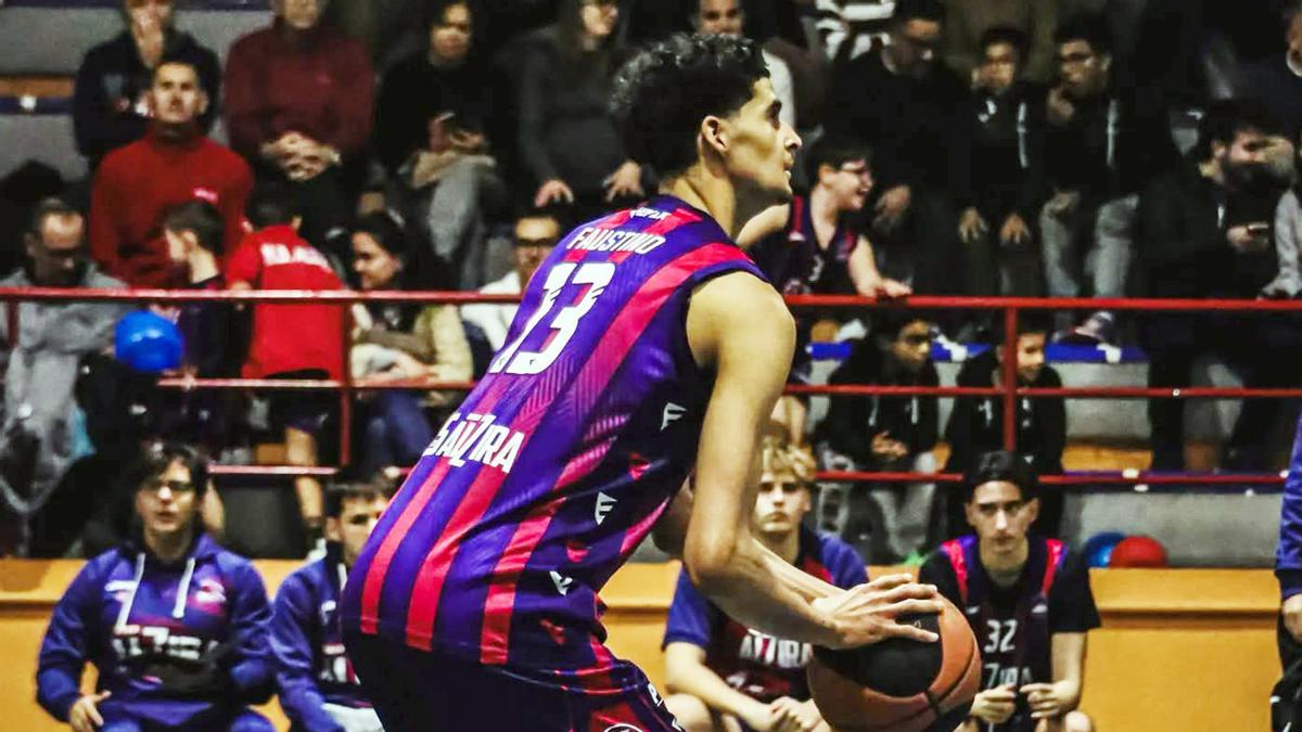 Carlitos Faustino, en un lanzamiento.