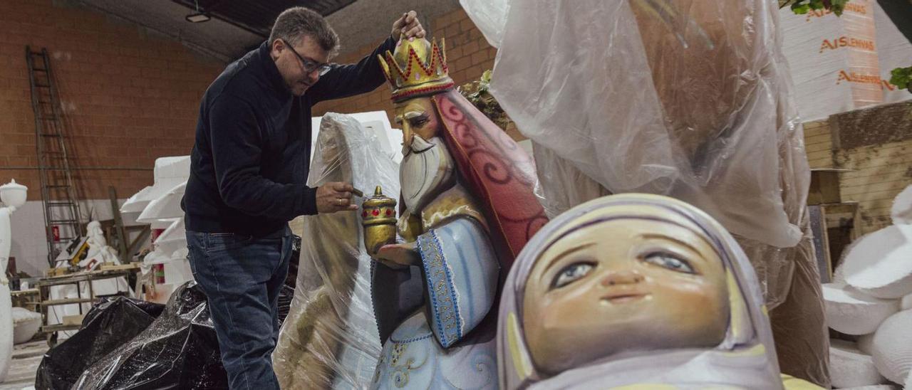 Federico Molinero con figuras navideñas con las que decorará Torremanzanas gracias a una subvención de la Diputación a los ayuntamientos para contratar a artistas de Hogueras. | RAFA ARJONES