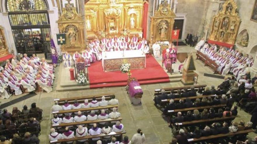 Imagen de San Ildefonso durante el funeral del sacerdote Benito Peláez.