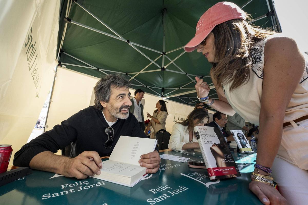 Barcelona 23/4/2026 Diada de Sant Jordi Gloria en la firma de libro de Juan del Val Fotografía de Ferran Nadeu