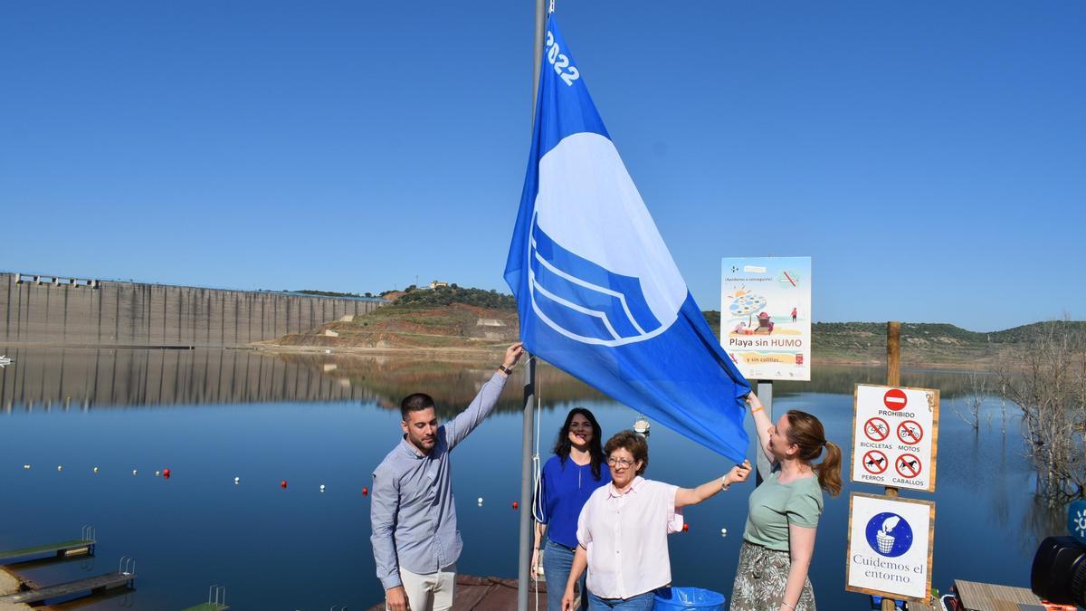 Las autoridades izan la bandera azul de la playa de interior de La Breña.