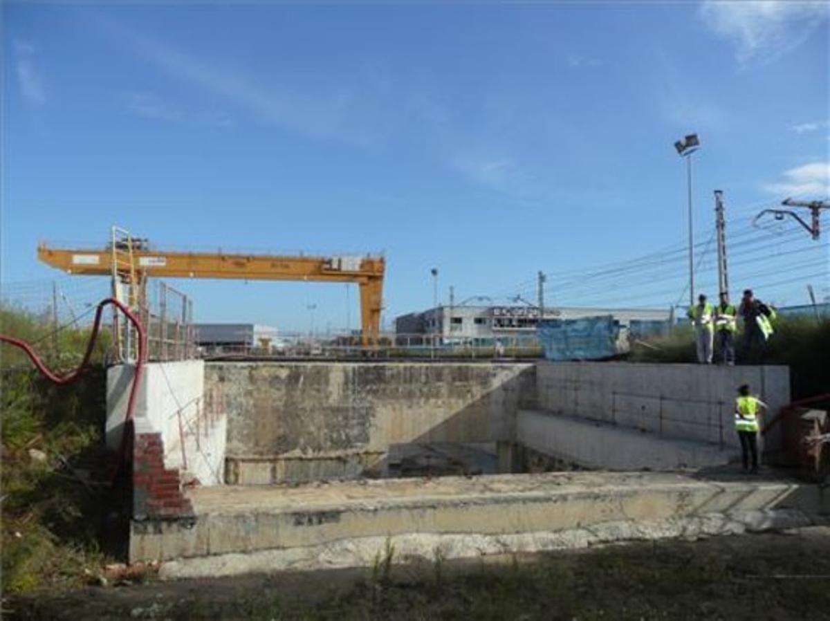 La inundació de l’AVE a Girona es va produir pel trencament d’un petit mur, a la dreta a la foto. La inundació de l’AVE a Girona es va produir pel trencament d’un petit mur, a la dreta a la foto.