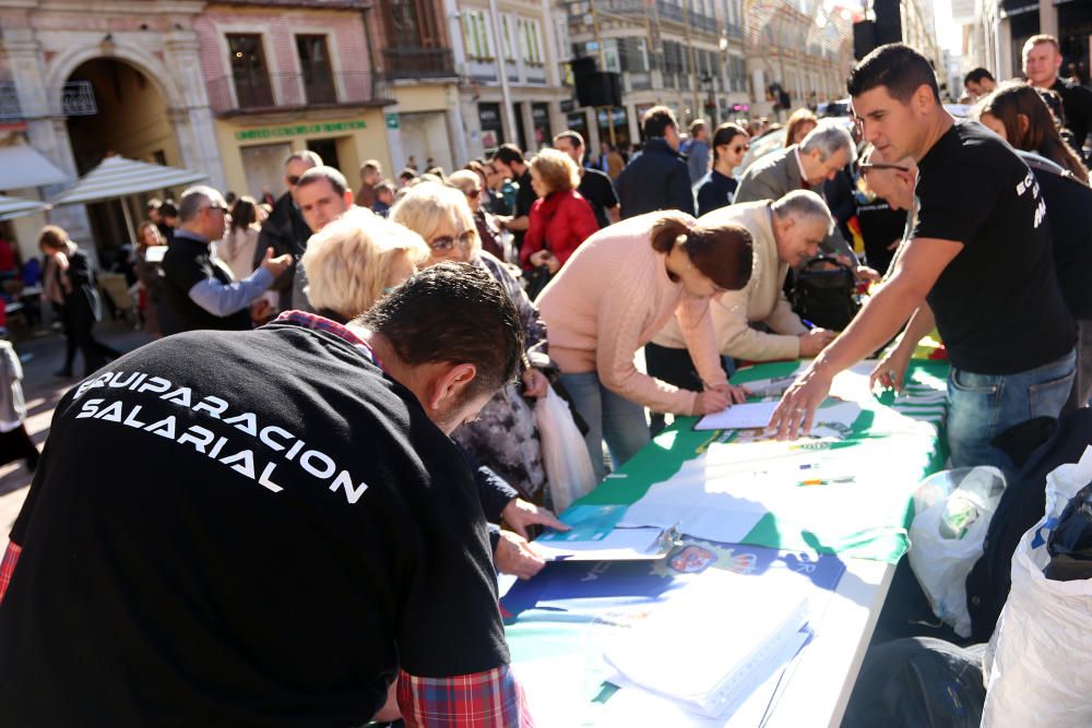 Dos mesas en la plaza de la Constitución recogen firmas para la Iniciativa Legislativa Popular (ILP) con la que Jusapol propondrá una ley que regule la equiparación salarial para la que necesitan 500.