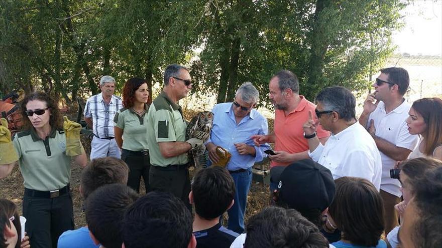 Medio Ambiente suelta en el Ifapa 8 aves recuperadas en Los Villares