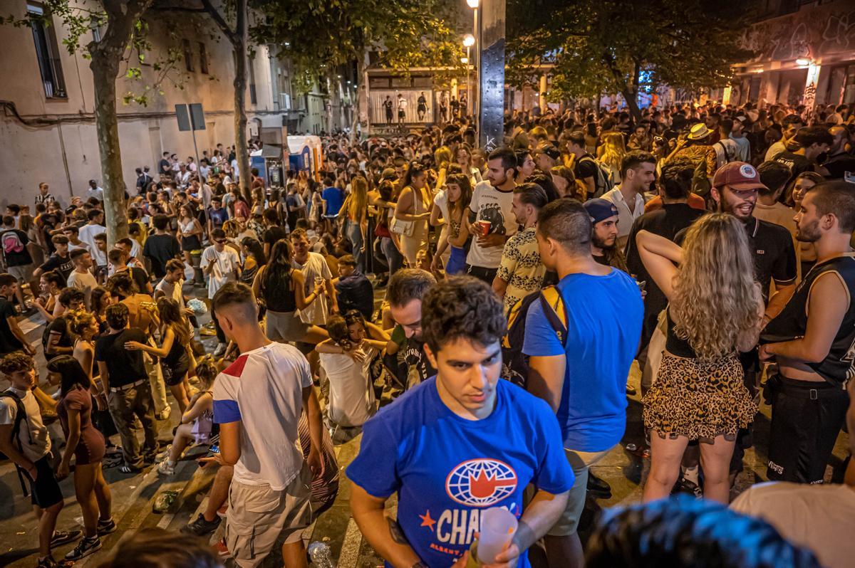 Ambiente nocturno de la Festividad de Santa María, en el barrio de Gràcia