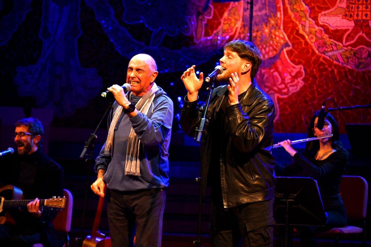 Lluís Llach y Fredrik, en el Palau de la Música durante 'Llach - Gener 76', el concierto inaugural del Barnasants, este martes 27 de enero