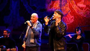 Lluís Llach y Fredrik, en el Palau de la Música durante Llach - Gener 76, el concierto inaugural del Barnasants, este martes 27 de enero