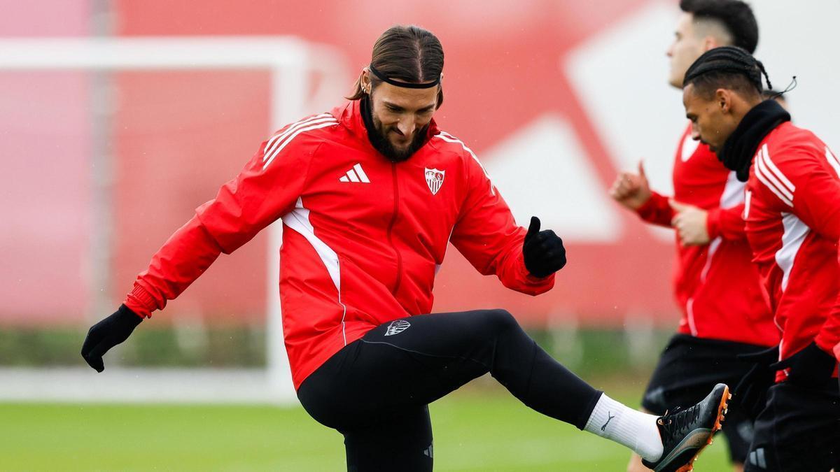Nemanja Gudelj en el entrenamiento del Sevilla FC