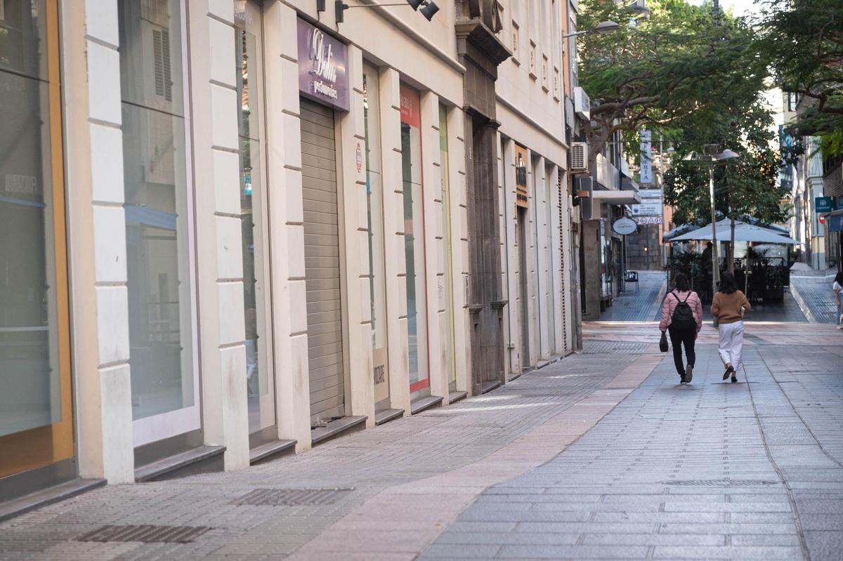 Dos vecinas pasean por una calle del centro de Santa Cruz durante un domingo.