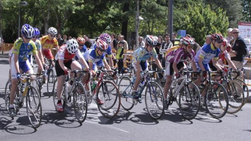 Poco brillo de los locales en el  Trofeo Ayuntamiento Base