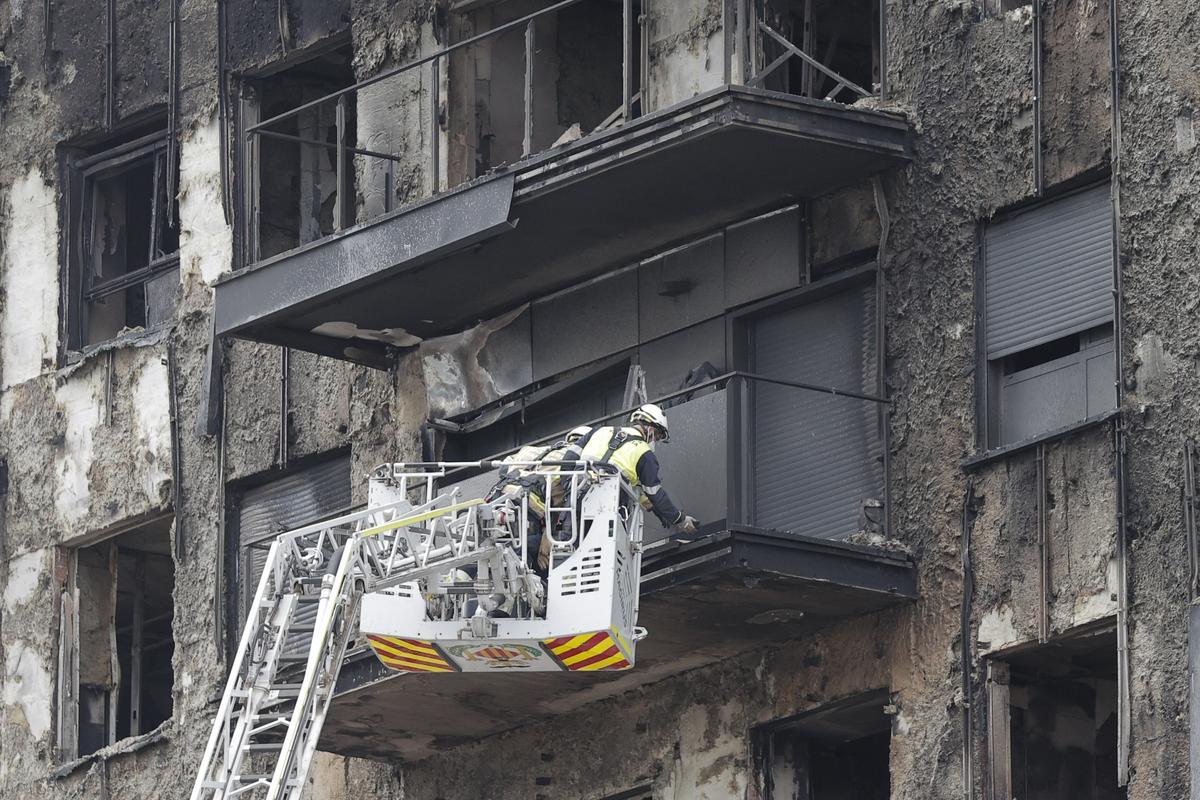 El incendio de València se originó por un cortocircuito en el toldo de un apartamento
