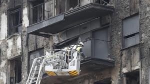 El incendio de València se originó por un cortocircuito en el toldo de un apartamento