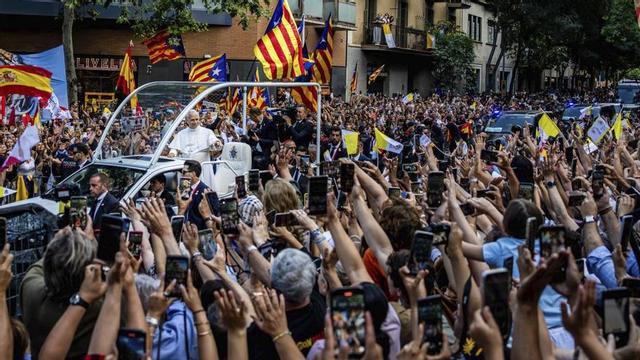 Turistes al costat de la Sagrada Família, al juny. | JORDI OTIX