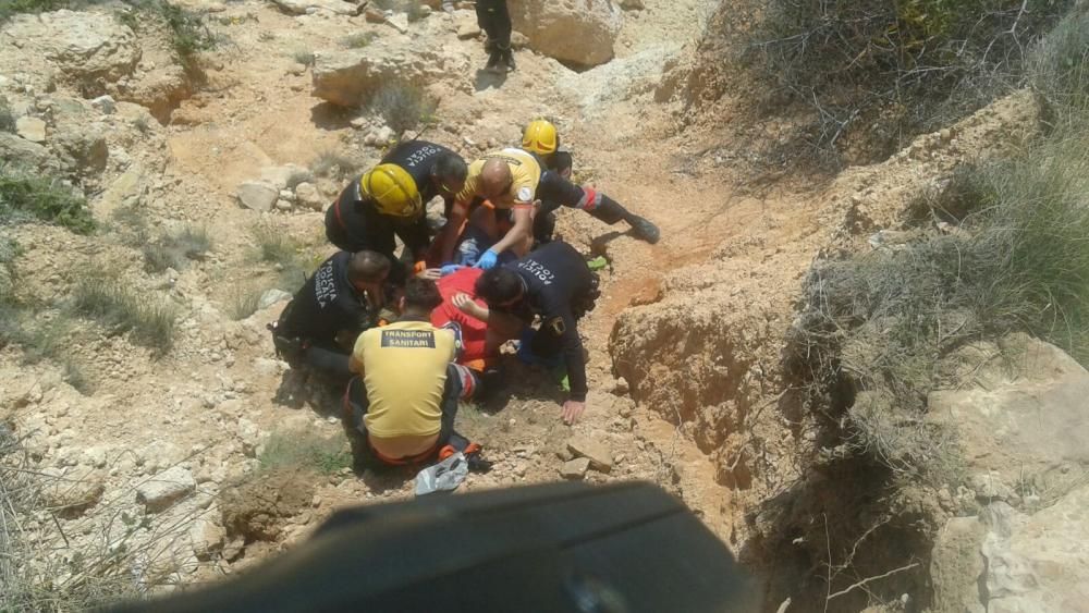 Bomberos, policía local y Guardia Civil han rescatado a un británico que se ha precipitado desde varios metros de altura cuando accedía a la cala