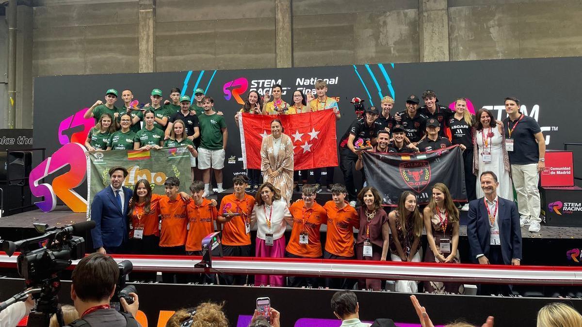Los chicos del Marrucho's Team, de naranja, delante de los ocupantes del podio.