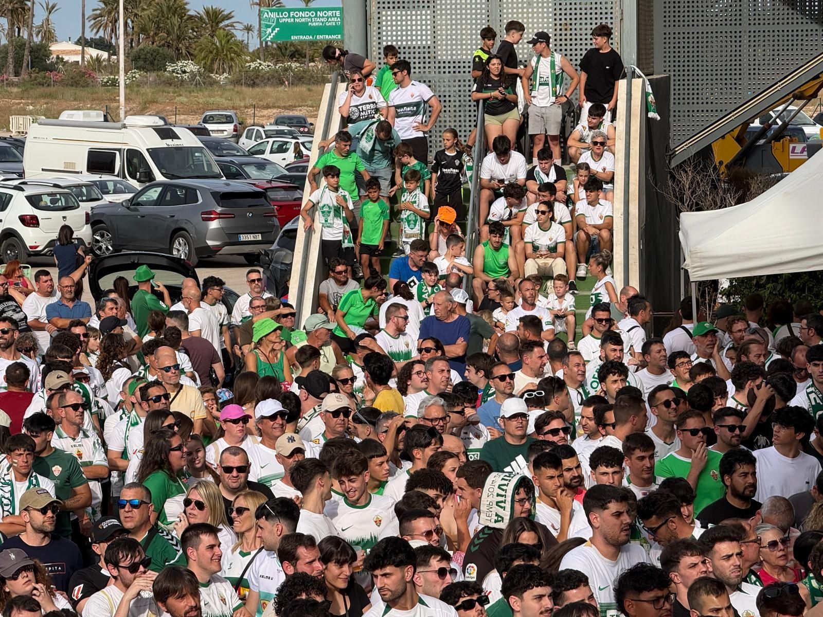 El Martínez Valero se llena de aficionados para animar al Elche CF desde la casa franjiverde