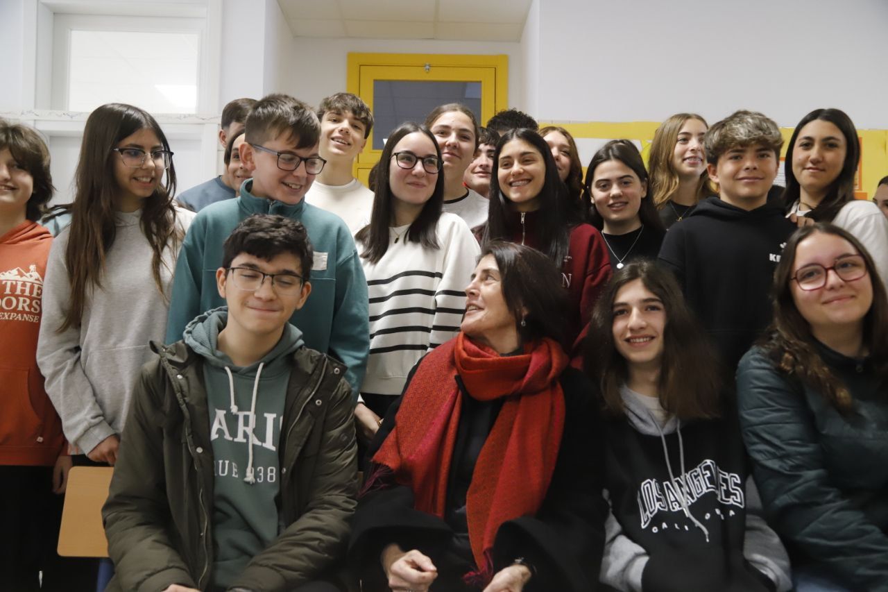 La flamante Medalla de Andalucía Casiana Muñoz visita en Córdoba el IES que lleva su nombre