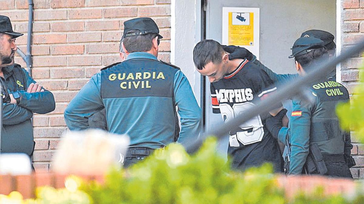 Uno de los detenidos, conducido por la Guardia Civil.