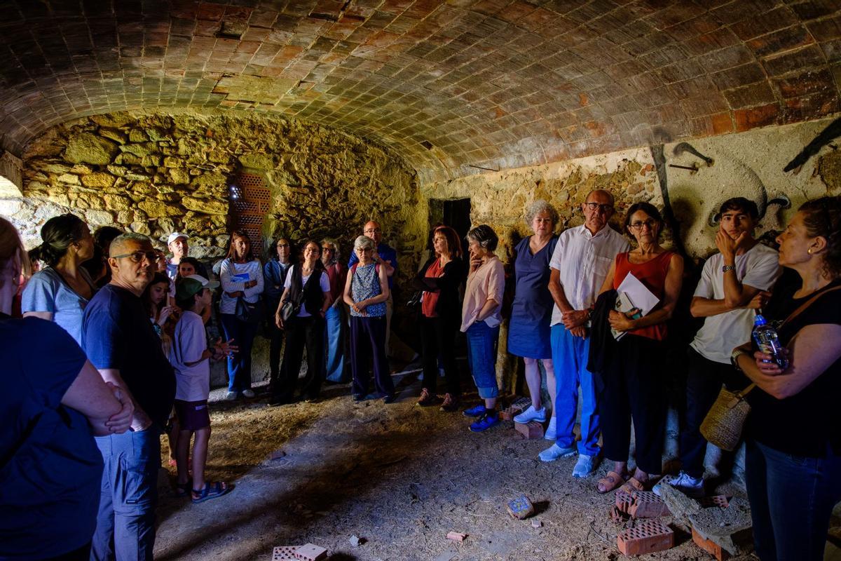 El grup dins l'interior del mas Marès, durant la presentació del llibre, dissabte passat.