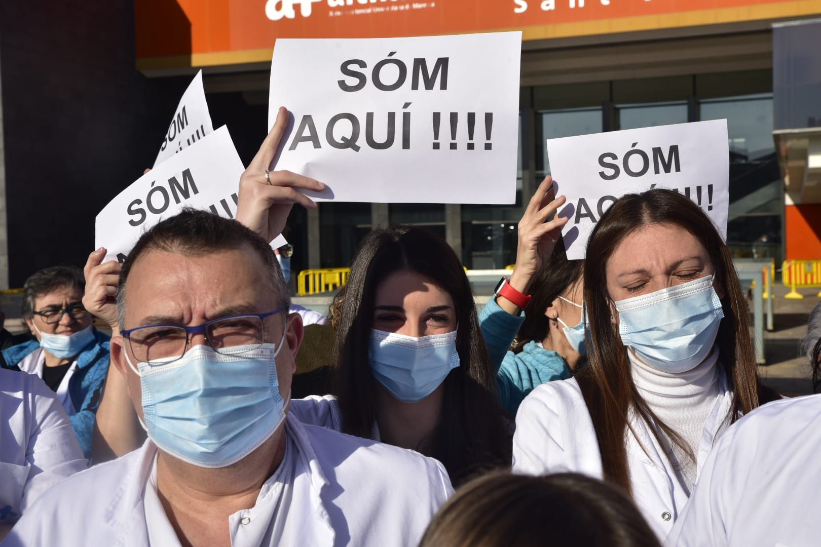 La concentració de sanitaris a l'hospital Sant Joan de Déu de Manresa, en imatges