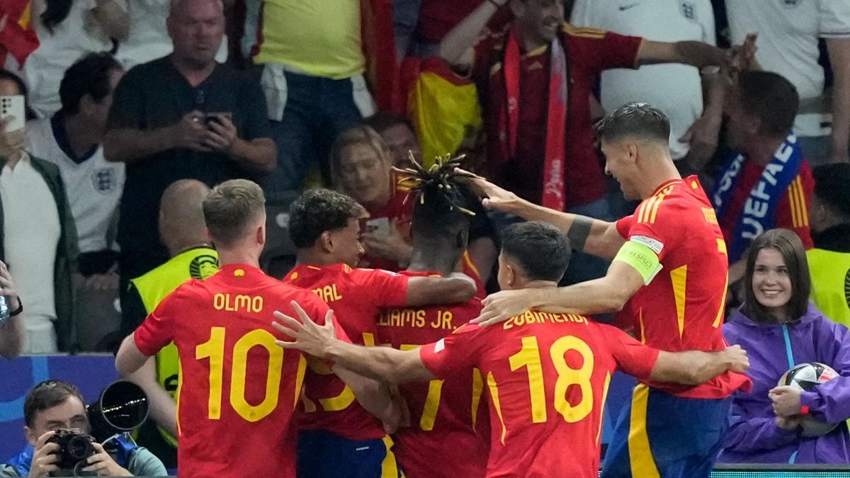 Los jugadores de España celebran el gol de Nico Williams en la final de la Eurocopa 2024