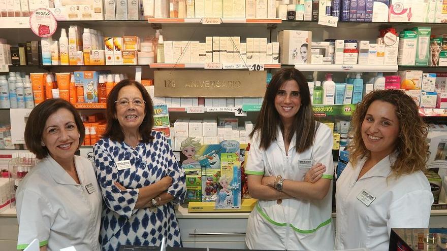 Carmen Vargas Machuca y Paula Caffarena, junto a dos empleadas de la farmacia, Lina y Estefanía.