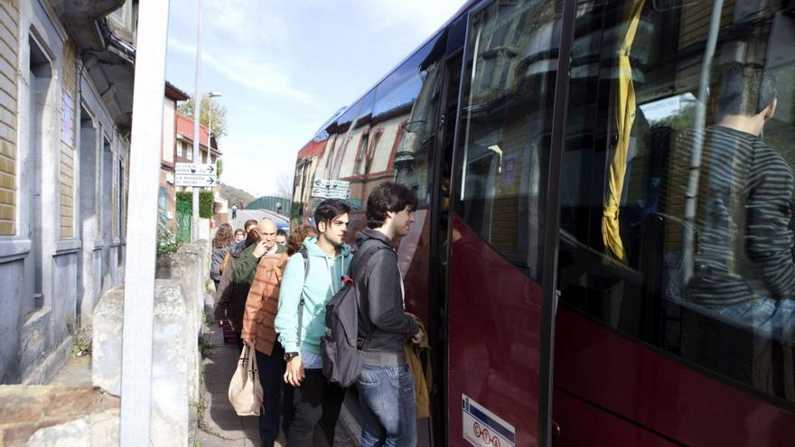Usuarios realizando un transbordo en autobús en el corte de la línea de Feve que se produjo en 2015. | F. Rodríguez