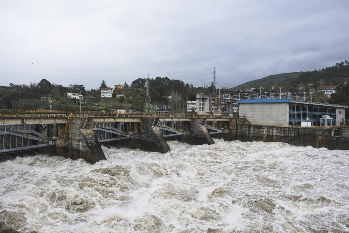 El embalse hidroeléctrico de Velle, liberando agua este jueves.