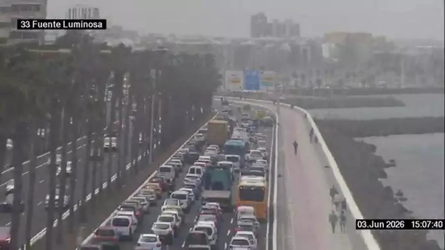 Colapso en la GC-1 por un accidente entre un coche y una moto en la Avenida Marítima