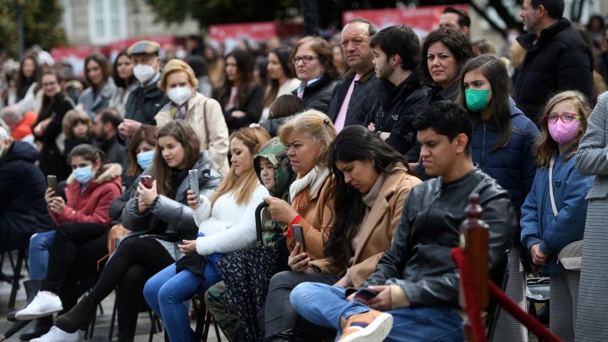 Ciudadanos y familiares de la tropa siguiendo el desfile.   | // G.S.  