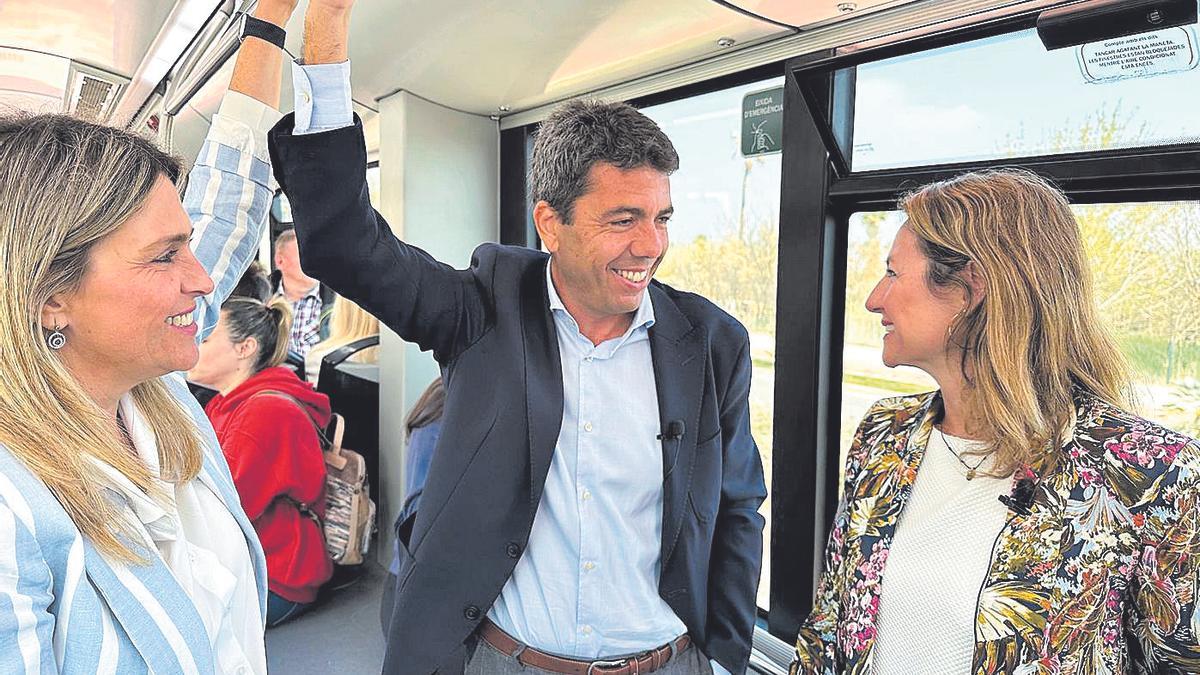 Carlos Mazón junto a Begoña Carrasco y Marta Barrachina en el  interior del TRAM de Castelló, en una imagen del pasado abril.