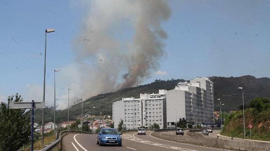 El incendio del viernes en la zona de Casardomato. // Iñaki Osorio