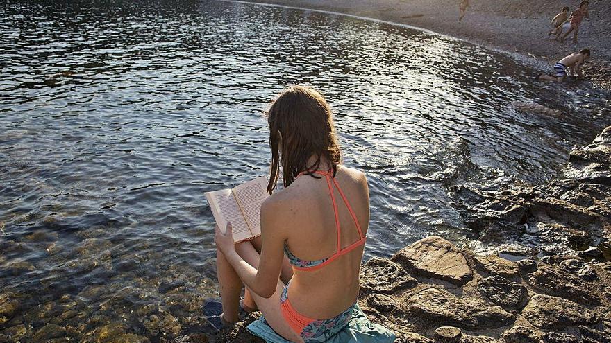 L&#039;estiu, la platja, la desconnexió de les rutines i el bon temps acompanyen sempre una bona lectura.